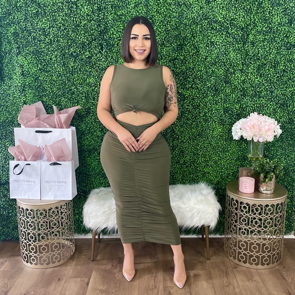 ❌SOLD OUT❌ Ruched Maxi Dress - Picture 3 of 5